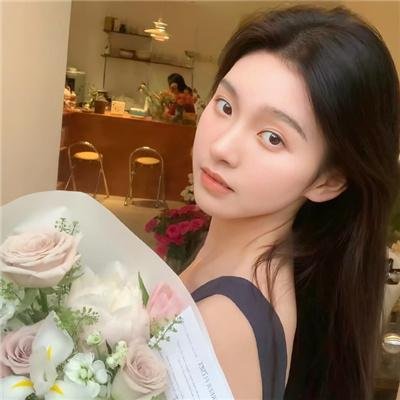 玻璃橱窗中的姑娘